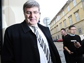Za Milošem Zemanem dorazil do jeho sídla vlivný právník, šéf ČSTV Miroslav Za Milošem Zemanem dorazil do jeho sídla vlivný právník, šéf ČSTV Miroslav
