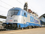 D1 Express Českých drah vyjíždí z pražského hlavního nádraží. Cestu z Prahy do D1 Express Českých drah vyjíždí z pražského hlavního nádraží. Cestu z Prahy do