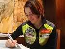 CHCETE PODPIS? Veronika Vítková, osmá ze stíhačky, se podepisuje fanouškům. CHCETE PODPIS? Veronika Vítková, osmá ze stíhačky, se podepisuje fanouškům.