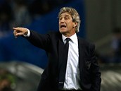 POKYNY TRENÉRA. Manuel Pellegrini, který trénuje Málagu, posílá na hřiště POKYNY TRENÉRA. Manuel Pellegrini, který trénuje Málagu, posílá na hřiště