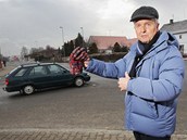 Starosta Křimic Petr Otásek u křižovatky na hlavním tahu z Plzně do Stříbra. Starosta Křimic Petr Otásek u křižovatky na hlavním tahu z Plzně do Stříbra.