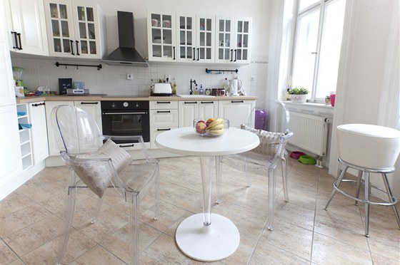 Do kuchyně se vešel menší kulatý stolek a dvě židle od Kartellu. Do kuchyně se vešel menší kulatý stolek a dvě židle od Kartellu.