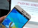 LG Optimus G Pro má velmi tenký ráme�ek. Jediným nedostatkem displeje jsou
