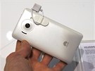 Op�t typický �títek okolo fotoaparátu. Konstrukce telefonu je solidní, kryt...