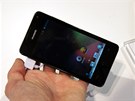 �ty�palcový displej modelu Huawei Ascend Y300 má WVGA (800x480) rozli�ení a...