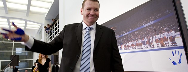 NA VÝSTAVĚ. Člen zlatého týmu z Nagana František Kučera pózuje fotografům. NA VÝSTAVĚ. Člen zlatého týmu z Nagana František Kučera pózuje fotografům.