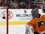NECHYTIL. Ilja Bryzgalov, brankář Philadelphie, inkasuje gól od Winnipegu. NECHYTIL. Ilja Bryzgalov, brankář Philadelphie, inkasuje gól od Winnipegu.