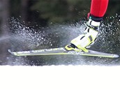 Detail lyže s odlétajícím sněhem. Světový šampionát v biatlonu byl skvěle... Detail lyže s odlétajícím sněhem. Světový šampionát v biatlonu byl skvěle...