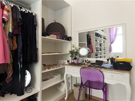 Součástí šatny je i toaletní stolek se zrcadlem. Součástí šatny je i toaletní stolek se zrcadlem.