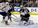 Patric Hornqvist (vlevo) z Nashvillu se sna�� prosadit p�ed brankou Jonathana