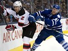 Obr�nce Marek �idlick� (vlevo) z New Jersey v souboji s Nikolajem Kuljominem z