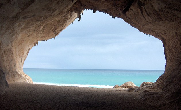 Jeskyn� na plá�i Cala Luna