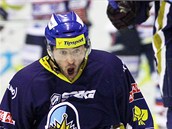 Lotyšský hokejista Koba Jass klečí a křičí radostí. Právě jeho gól poslal Lotyšský hokejista Koba Jass klečí a křičí radostí. Právě jeho gól poslal