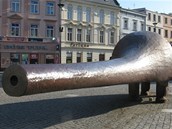 Plechov� plastika �pi�na stoj� na Doln�m n�m�st� v Opav�.