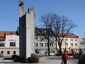 Podstavec, který v Hulíně zbyl po bustě Lenina. Podstavec, který v Hulíně zbyl po bustě Lenina.