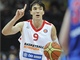 Basketbalista Ji�� Welsch t�hne �tok Nymburka v utk�n� proti CSKA Moskva.