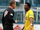 TICHO! Rozhod�� Ji�� Jech uklid�uje teplick�ho fotbalistu Franciho Litsingiho.