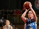Kateřina Hindráková z Trutnova střílí trestný hod, v pozadí Michaela Stará z