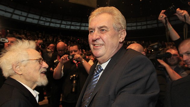 Valtr Komárek a Miloš Zeman na sjezdu ČSSD v ostravském Gongu. Valtr Komárek a Miloš Zeman na sjezdu ČSSD v ostravském Gongu.