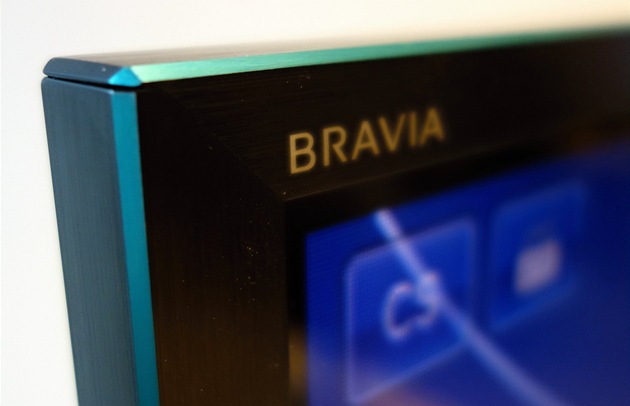 Spojujícím designovým prvkem nových televizorů i blu-ray přehrávačů jsou hrany Spojujícím designovým prvkem nových televizorů i blu-ray přehrávačů jsou hrany