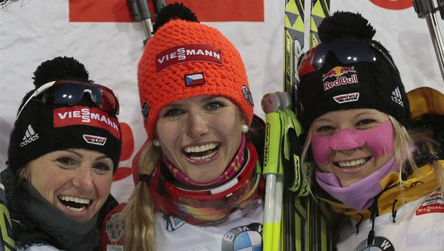 Česká biatlonistka Gabriela Soukalová (uprostřed) na stupních vítězů společně s Česká biatlonistka Gabriela Soukalová (uprostřed) na stupních vítězů společně s