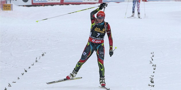 Česká biatlonistka Gabriela Soukalová projíždí vítězně cílem závodu s hromadným Česká biatlonistka Gabriela Soukalová projíždí vítězně cílem závodu s hromadným