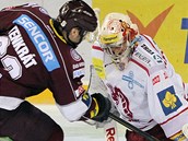 ROZHODNUTÍ. Petr Tenkrát střílí vítězný gól Sparty na Třincem v nájezdech. ROZHODNUTÍ. Petr Tenkrát střílí vítězný gól Sparty na Třincem v nájezdech.