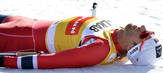 VY�ERPANÝ. Petter Northug v cíli záv�re�ného závodu sezony. Stíha�ku na 15 km