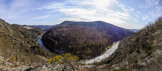 Panorama s dominantou vrcholu Medník Panorama s dominantou vrcholu Medník