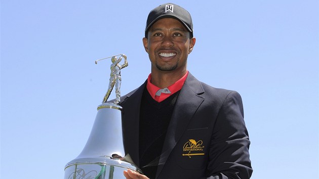 S TROFEJÍ. Tiger Woods po vít�zství na turnaji Arnold Palmer Invitational v