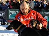 Mushing stojí na souhře mezi člověkem a smečkou. Mushing stojí na souhře mezi člověkem a smečkou.