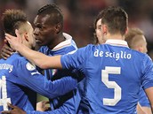 DÍKY MARIO Italové slaví gól Maria Balotelliho (druhý zleva) v kvalifikačním DÍKY MARIO Italové slaví gól Maria Balotelliho (druhý zleva) v kvalifikačním