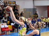 Česká basketbalistka Petra Kulichová z Košic sbírá jeden ze svých 13 doskoků v Česká basketbalistka Petra Kulichová z Košic sbírá jeden ze svých 13 doskoků v