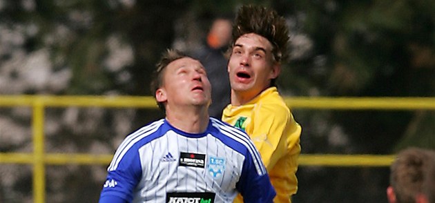 Znojemský Marek Heinz (vlevo) ve výskoku se Zbyňkem Vondráčkem ze Sokolova. Znojemský Marek Heinz (vlevo) ve výskoku se Zbyňkem Vondráčkem ze Sokolova.