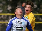 Znojemský Marek Heinz (vlevo) ve výskoku se Zbyňkem Vondráčkem ze Sokolova.