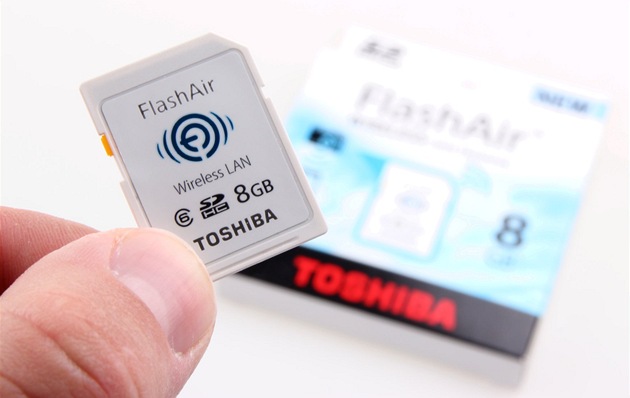 V SD kartě Flash Air je mimo 8Gb paměti i wi-fi přístupový bod a HTML server. A V SD kartě Flash Air je mimo 8Gb paměti i wi-fi přístupový bod a HTML server. A