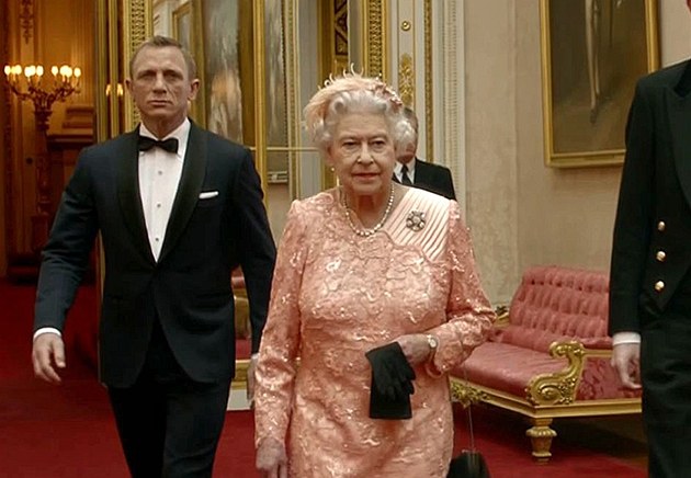 Daniel Craig coby agent 007 a královna Alžběta II. v klipu zahajovacího Daniel Craig coby agent 007 a královna Alžběta II. v klipu zahajovacího