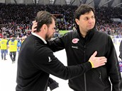 Jaroslav Špaček, který v Plzni pomáhá s tréninkem obránců, zdraví kouče Jaroslav Špaček, který v Plzni pomáhá s tréninkem obránců, zdraví kouče
