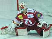 Třinecký brankář Peter Hamerlík likviduje zlínskou střelu. Třinecký brankář Peter Hamerlík likviduje zlínskou střelu.