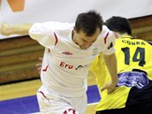 Chrudimský Lukáš Rešetár (v bílém) v duelu se proti Slavii. Chrudimský Lukáš Rešetár (v bílém) v duelu se proti Slavii.
