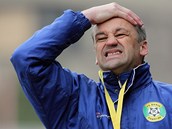 Trenér Sokolova Aleš Jindra se drží za hlavu během utkání proti Žižkovu. Trenér Sokolova Aleš Jindra se drží za hlavu během utkání proti Žižkovu.