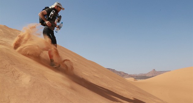 Na Marathon des Sables si běžci sáhnout na dno svých sil. Mnozí nebojují s Na Marathon des Sables si běžci sáhnout na dno svých sil. Mnozí nebojují s