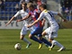 Franti�ek Rajtoral z Plzn� proh�n� fotbalisty Slov�cka. Zprava ho napad� Radek