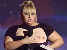 MTV Movie Awards 2013 - Rebel Wilsonová �okovala dv�ma bradavkami.