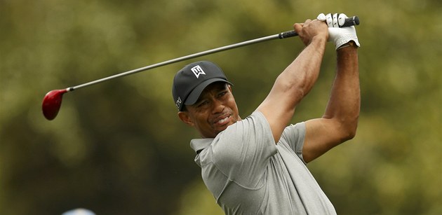 Tiger Woods dokon�il první kolo Masters na d�leném t�ináctém míst�, ale byl