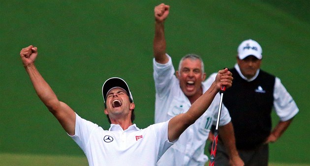 ROZHODNUTO. Australan Adam Scott a za ním jeho caddie Steve Williams slaví ROZHODNUTO. Australan Adam Scott a za ním jeho caddie Steve Williams slaví