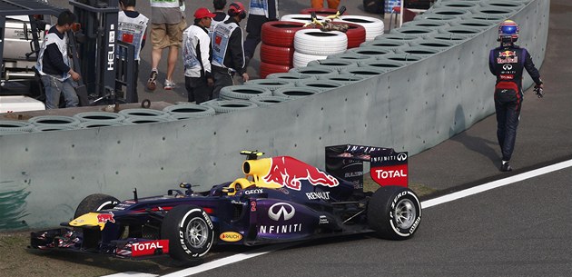 Mark Webber ze stáje Red Bull odchází znechucen� od svého vozu, p�i�el b�hem