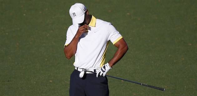 PRيVIH. Zklamaný Tiger Woods poté, co jeho mí�ek skon�il na 15. jamce ve vod�.