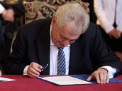 STVRZENO. Prezident republiky Miloš Zeman (vpravo) a předseda Českého STVRZENO. Prezident republiky Miloš Zeman (vpravo) a předseda Českého