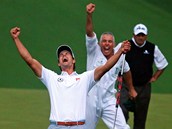 ROZHODNUTO. Australan Adam Scott a za ním jeho caddie Steve Williams slaví ROZHODNUTO. Australan Adam Scott a za ním jeho caddie Steve Williams slaví
